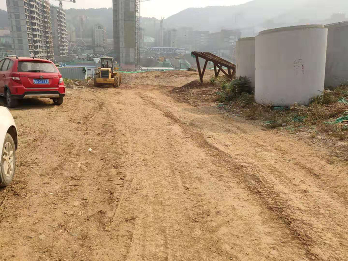 【啄木鸟在行动】济南脱缰岭山体公园施工项目 施工道路保洁不到位严重积尘