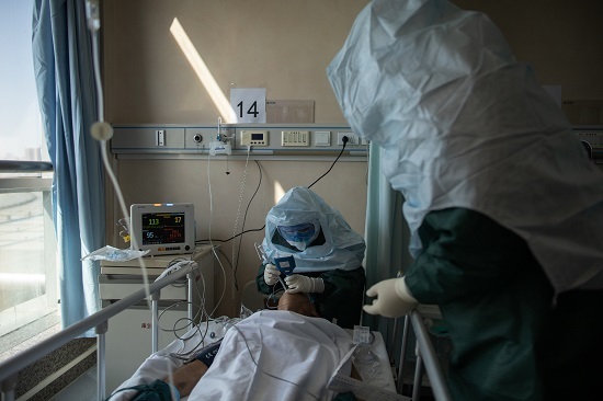 直击插管敢死队90秒：和患者口鼻相对，暴露高浓度病毒下