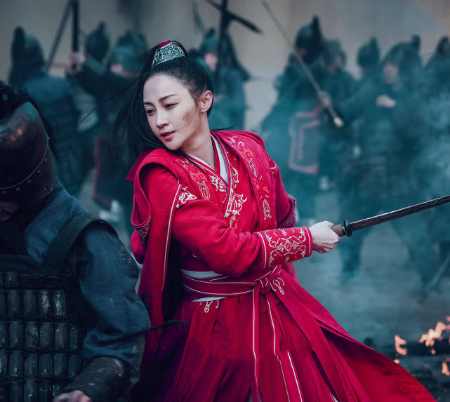 姚笛古装剧照造型雍容华贵，生图曝光颜值差距太大了