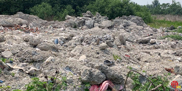 【啄木鸟在行动】章丘区康乾家庭农场附近建筑垃圾和渣土未覆盖