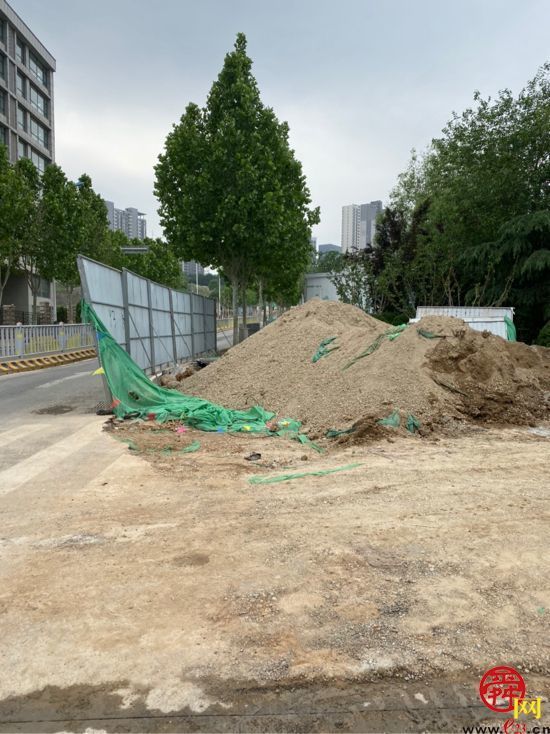 【啄木鸟在行动】济南历城区舜华路和草山岭北路交叉口渣土裸露