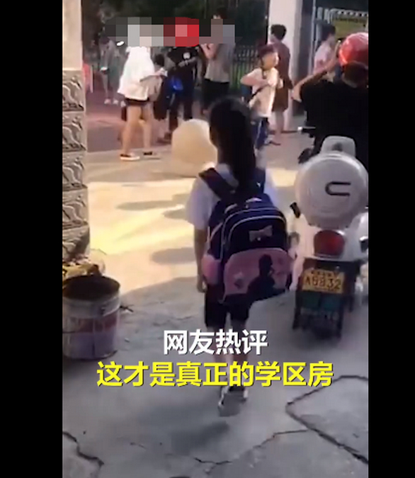 【实名羡慕】挑战全网上学最近的娃，男孩推开家门就是学校门 网友：真正的学区房
