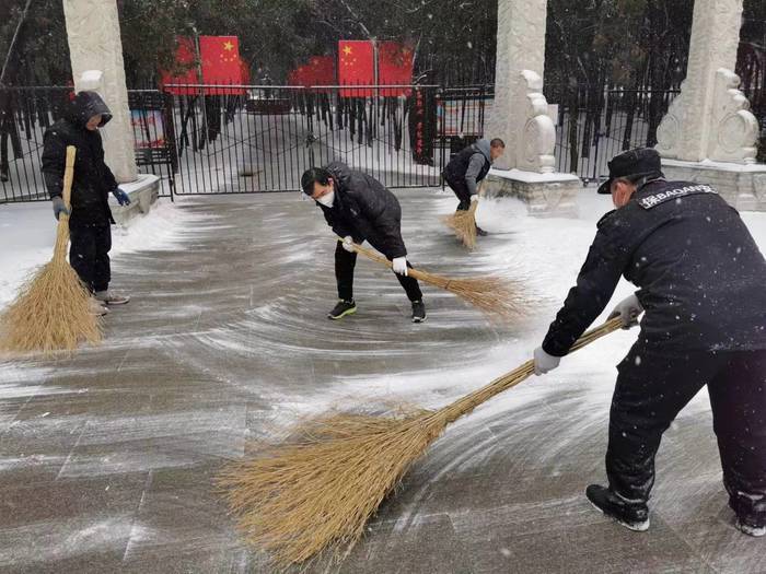 “全民参与各扫门前雪”：看济南别样“雪景”