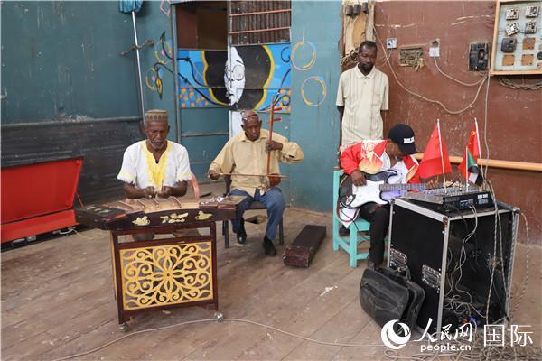 苏中友谊之花永不凋谢