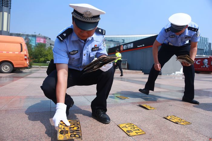 济南市公安局交通警察支队举行全市假套牌集中销毁启动仪式