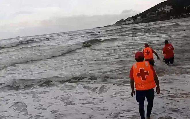 注意！这里8人被海浪卷进深海，所幸…