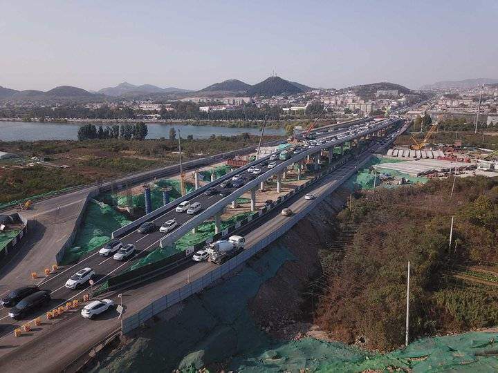 百台器械同步作业，路面桥梁节点频出，山东首条旅游公路加速成型