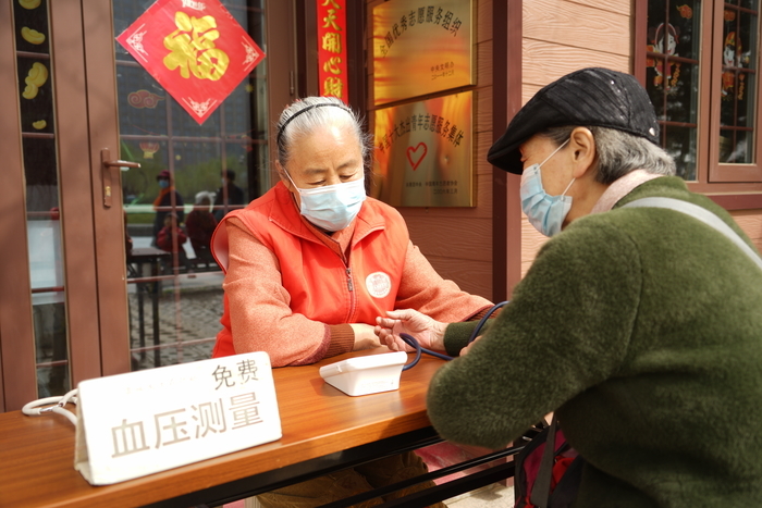 18载奉献2.6万个服务工时 济南“爱心奶奶”李爱萍荣登“中国好人榜”