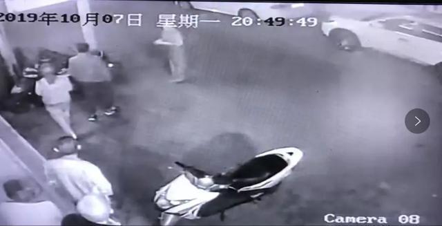 真英雄！民警负伤追毒贩，忍痛狂追数公里，最终搜获968颗麻果