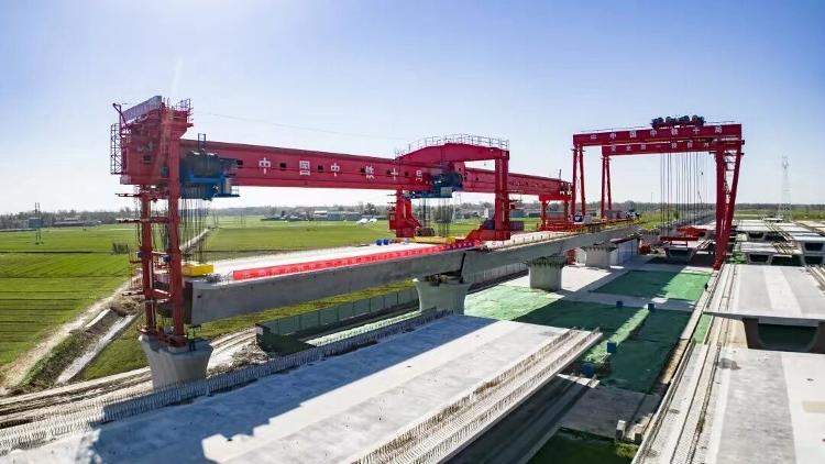 “千吨级”架桥机首次“亮相”山东高铁架梁施工