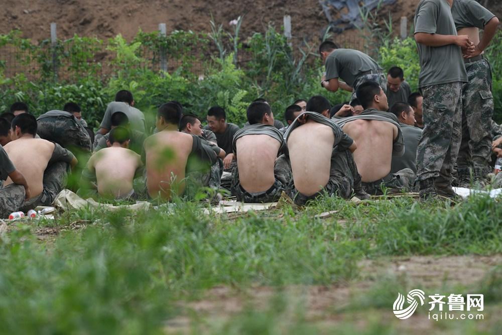 “班长，轻点，有点疼！”休整间隙，奋战在决堤口的战士们集体“晾背”