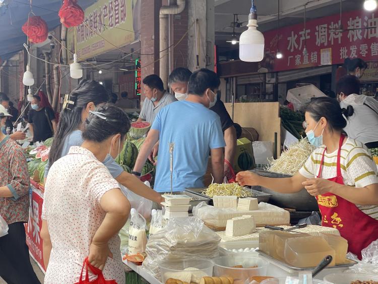 济南40年历史民族大街市场走红 每个摊位都有故事