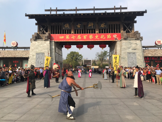 小长假第二天就被挤爆，东平水浒影视城开启人从众模式