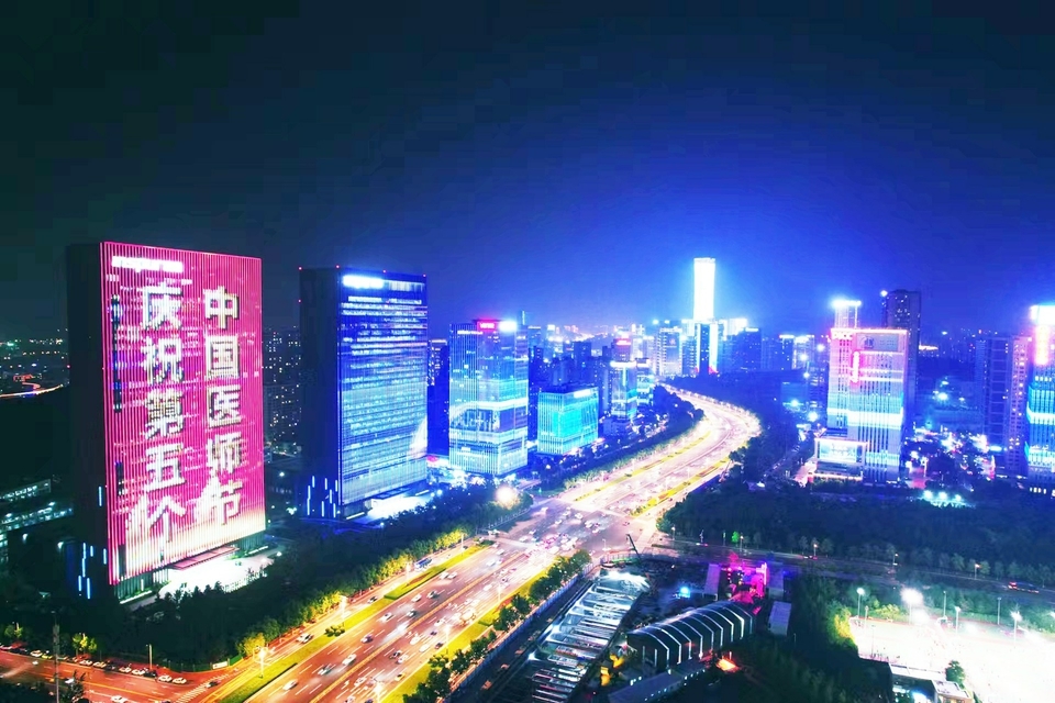 致敬了不起的济南医生 “中国医师节”主题灯光秀点亮泉城夜空