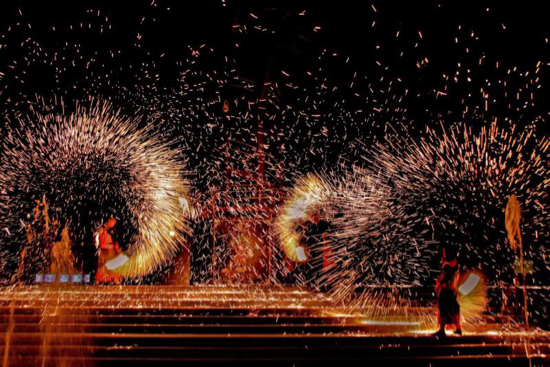 【晒晒美好山东】万人向祖国表白！方特东方神画国庆“引燃”游客中国心