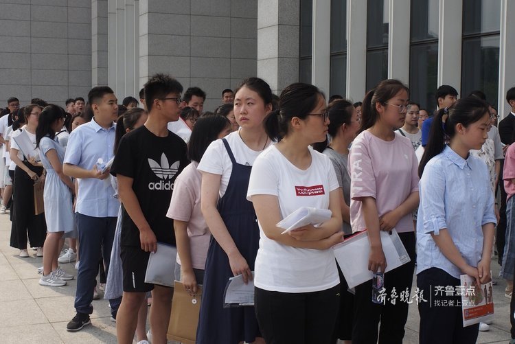 山东师大综合招生开始，考生排队入场