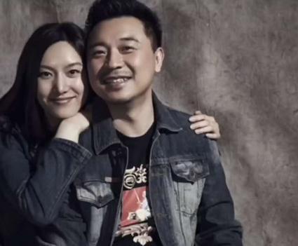 54岁张晞临晒娇妻，结婚9年把老婆宠成太上皇
