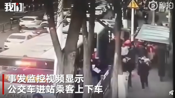 画面曝光!西宁路面塌陷10人失联 监控记录事发瞬间全过程