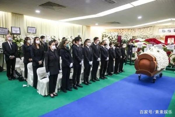 赌王遗体举行转交仪式|赌王遗体举行转交仪式！何猷龙捧遗照露面，二太三太四太都未出席