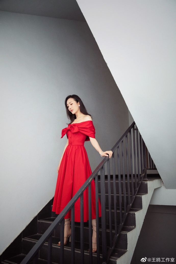 热线|王鸥现身国庆晚会 一袭红色长裙美丽大方气质佳