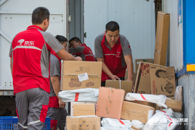 35℃下的快递小哥：每天一百个件，跑200公里