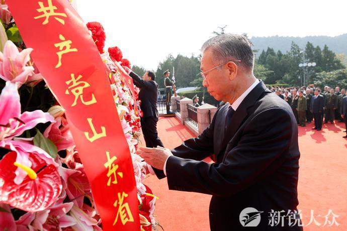 山东省、驻济部队暨济南市举行向人民英雄敬献花篮仪式