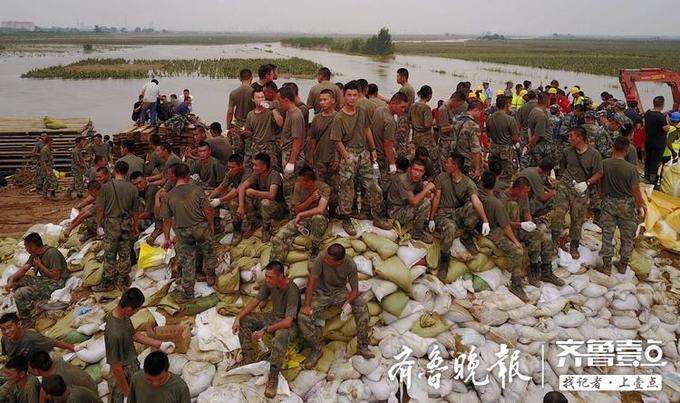 有人为你负重前行，寿光弥河决口的大堤上的感人画面