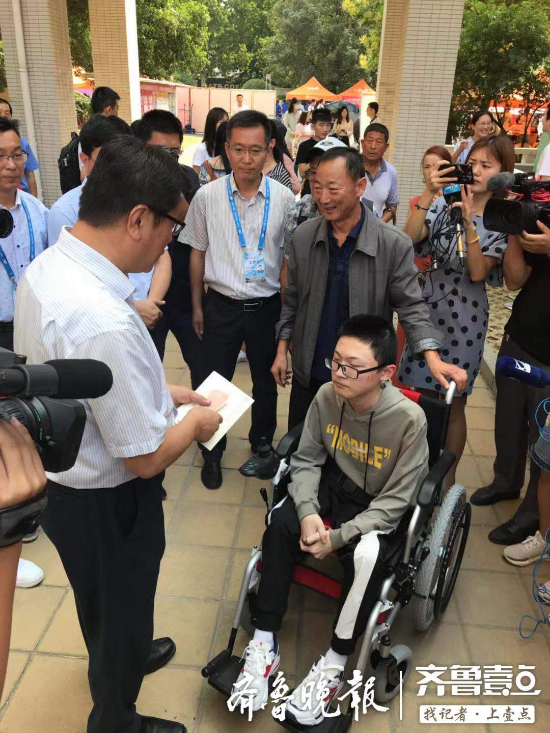 “爸爸背着上学”的张连川来报到了！山东大学为其专门改造了宿舍