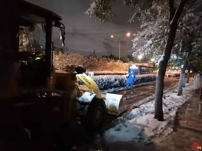 “踏”冰“浴”雪，逆行守护！历下区各部门各街道连夜奋战在扫雪破冰一线