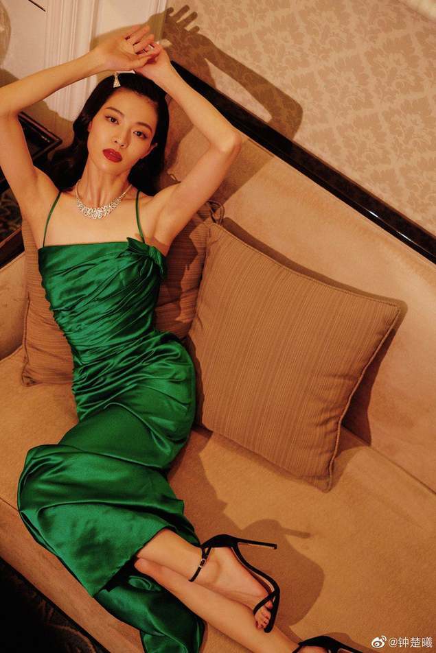 魅惑|人间尤物！钟楚曦穿吊带绿裙秀S型曲线冷艳魅惑