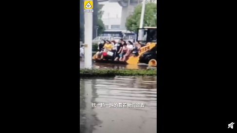 2名小哥开快艇送外卖 网友：没点装备都不敢送餐了