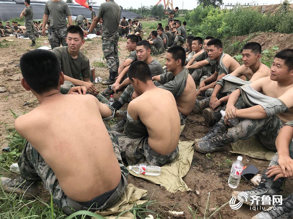 “班长，轻点，有点疼！”休整间隙，奋战在决堤口的战士们集体“晾背”