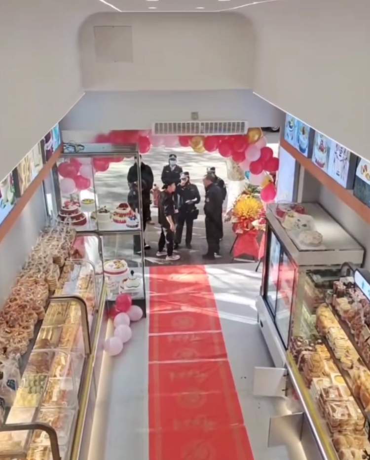 云南宣威一商户开业门口摆花篮被罚款200元？官方回应：正常执法，摆放花篮须提前报备