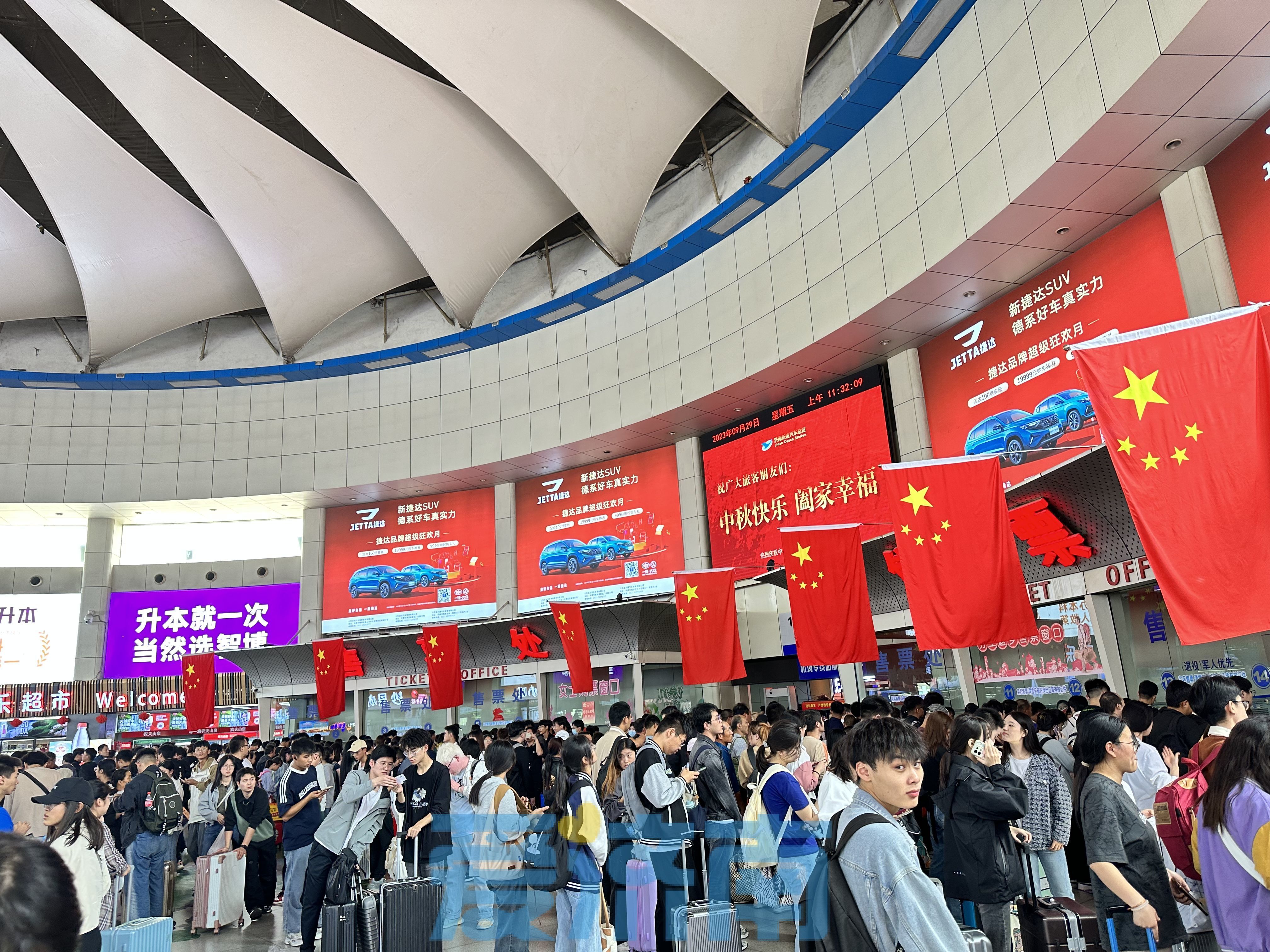 假期首日，汽车总站迎来出行客流高峰