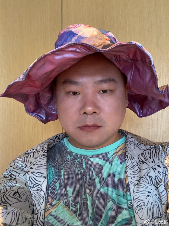 【娱报】选帽子也很难！岳云鹏戴三种不同的帽子自拍在线问网友