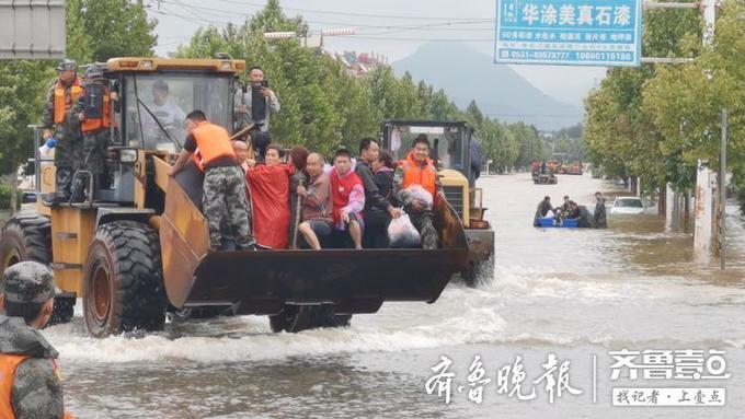 台风“利奇马”过境山东，章丘受暴雨侵袭，启动铲车救人！