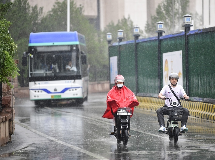 强降雨突袭泉城，市民雨中出行