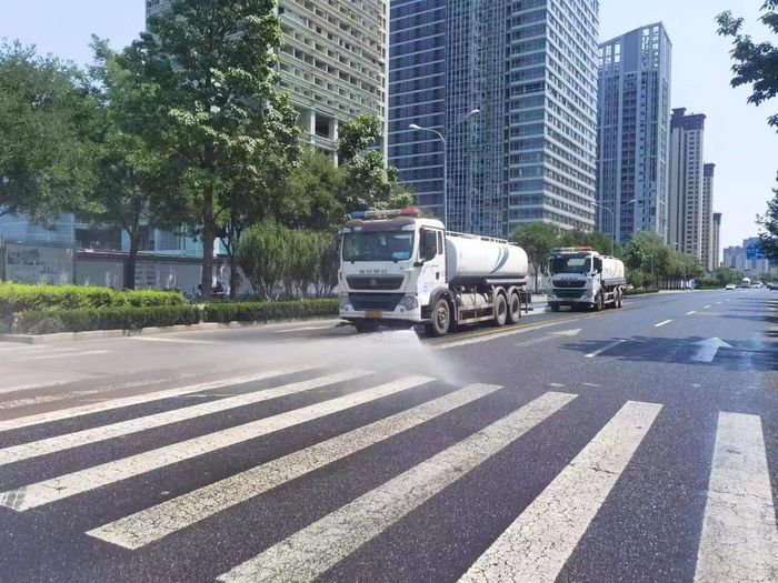 洒水车为路面降温洗尘！济南昨天出动保洁和洒水车辆5240余车次