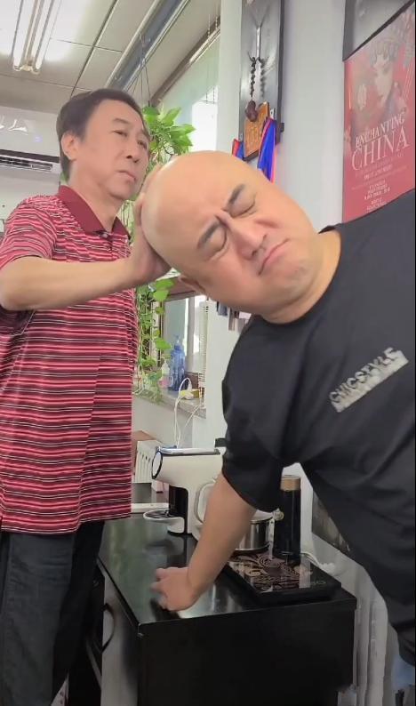 喜剧|62岁冯巩坐缆车吓得满头汗！遇路人大方合影好亲切