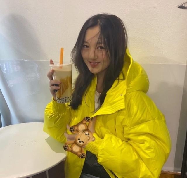 气质直逼王菲!李嫣返回瑞士读书晒美照,喝到奶茶超开心