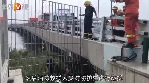男子坠下胶州湾大桥 伤势严重！消防破拆栅栏救援
