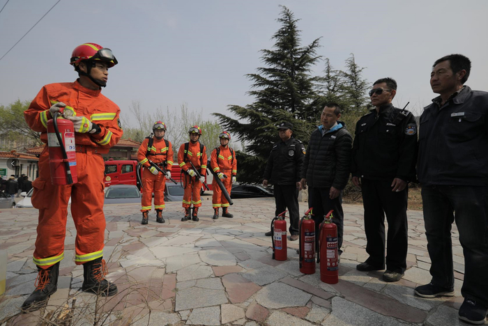 清明祭扫重安全 消防演习保平安