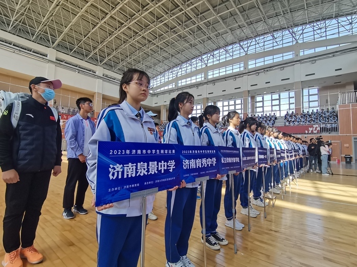 近百名网球小将一决高下！  济南市中学生校园网球比赛在济南大学城实验高中举行