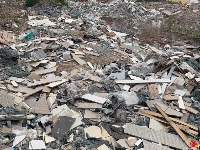 【啄木鸟在行动】章丘区城角庄东侧建筑垃圾未覆盖