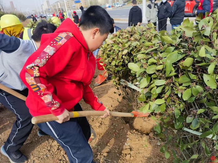 播种绿色，童心向党 济南高新区瀚阳学校5.1中队开展志愿服务活动