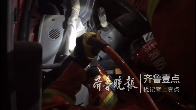 凌晨渣土车事故致一男子被困，济南消防员拆车救援