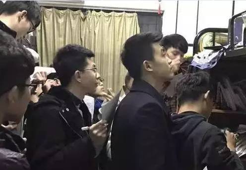 学霸怕室友挂科在寝室上小课，“羡慕不来系列啊”