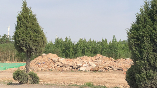 啄木鸟在行动：平阴县直东峪村南渣土裸露未覆盖防尘网