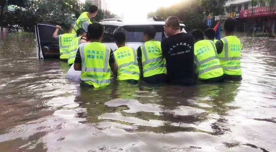 枣庄、临沂两地暴雨，道路积水严重，城区公交一度停运