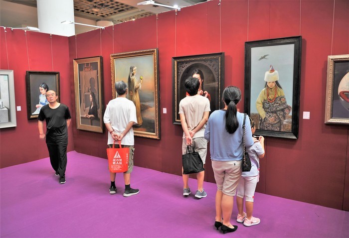 第七届济南艺博会开幕 冷军粉丝现场追星